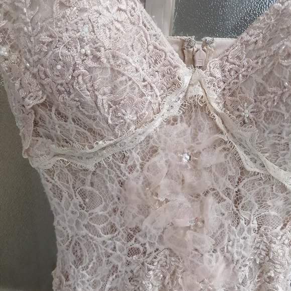 Beautiful dress - Picture 2 of 4